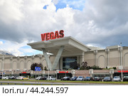 Moscow, Russia - July 22. 2021. View of Shopping center Vegas Crocus City Kuntsevo (2024 год). Редакционное фото, фотограф Володина Ольга / Фотобанк Лори