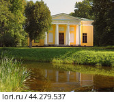 Concert Hall overlooking pond in Catherine Park in Tsarskoye Selo (Pushkin) near St. Petersburg, Russia (2024 год). Редакционное фото, фотограф Валерия Попова / Фотобанк Лори