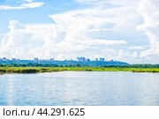Озеро на фоне города на холме (Нижегородская станция аэрации) Стоковое фото, фотограф Илья Старков / Фотобанк Лори