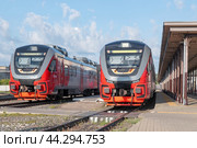 РЫБИНСК, РОССИЯ - АВГУСТ 25, 201724: Два пригородных дизель поезда РА3 "Орлан" на станции города Рыбинск солнечным днем. Редакционное фото, фотограф Виктор Карасев / Фотобанк Лори