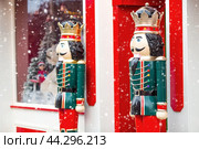 New Year's Eve 2025. Christmas decorations and toys on the streets of the city. A toy soldier, a Nutcracker. Tchaikovsky's ballet. Winter New Year's decor in the center of Moscow. (2023 год). Стоковое фото, фотограф Photojuli / Фотобанк Лори