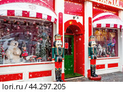 New Year's Eve 2025. Christmas decorations and toys on the streets of the city. A toy soldier, a Nutcracker. Tchaikovsky's ballet. Winter New Year's decor in the center of Moscow. (2023 год). Стоковое фото, фотограф Photojuli / Фотобанк Лори