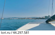 Сочи. Прогулка на катере. открытое море.  вид на центр Сочи (2024 год). Стоковое видео, видеограф Сергей Татаринцев / Фотобанк Лори