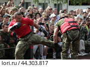 Удар в бедро во время рукопашного, 12 минутного боя во время сдачи экзамена спецназа на ношение "Крапового берета" (2024 год). Редакционное фото, фотограф Дмитрий Неумоин / Фотобанк Лори