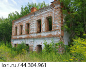 Дом купца Кудашева (развалины). Город Туринск, ул. Косогорная, 2a (2024 год). Редакционное фото, фотограф Алексей Иванов / Фотобанк Лори