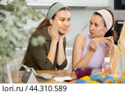 Adult and young women use eye patches. Стоковое фото, фотограф Яков Филимонов / Фотобанк Лори