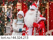 The new year is 2025. Santa Claus and the Snow Maiden in the center of Moscow. New Year decorations on the streets of Moscow. Christmas holidays. Russia, Moscow, January 2024 (2023 год). Редакционное фото, фотограф Photojuli / Фотобанк Лори