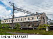 Железнодорожная станция Любань Октябрьской железной дороги. Вокзал. Ленинградская область (2024 год). Редакционное фото, фотограф Александр Щепин / Фотобанк Лори