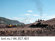 Бульдозеры в горной местности, слой за слоем снимают горный грунт, и сгребают его на вершину горы. Стоковое фото, фотограф Павел Просянов / Фотобанк Лори