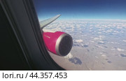 The plane is flying at a high altitude above the ground. Стоковое видео, видеограф Ярославский Максим / Фотобанк Лори