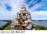 Церковь Преображения Господня на Кижском Погосте государственного историко-архитектурного и этнографического музея-заповедника "Кижи". Остров Кижи, Республика Карелия, Россия (2020 год). Редакционное фото, фотограф Господин Никто / Фотобанк Лори
