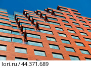 Проспект Академика Сахарова, дом 7. Фрагмент здания. Крупный план. Солнечный день. Москва. Россия (2024 год). Редакционное фото, фотограф E. O. / Фотобанк Лори