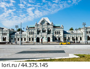 Вид на здание Рижского вокзала. Солнечный день. Лето. Москва. Россия (2024 год). Редакционное фото, фотограф E. O. / Фотобанк Лори