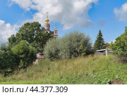 Уездный городской пейзаж с видом на Корсунско-Богородицкий Собор в городе Торопец. Небо с облаками. (2024 год). Стоковое фото, фотограф Сергей Никифоров-Гордеев / Фотобанк Лори