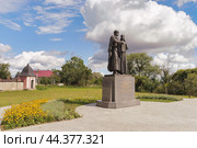 Князь Александр Невский и княжна Александра с венчальной иконой Божией матери. Сквер города Торопец в Тверской области. Голубое небо, белые облака. (2024 год). Редакционное фото, фотограф Сергей Никифоров-Гордеев / Фотобанк Лори