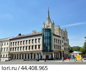 Москва, Садово-Кудринская улица дом 1 летом в солнечную погоду. Редакционное фото, фотограф Овчинникова Ирина / Фотобанк Лори