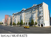 Садовая-Спасская улица в солнечный летний день. Москва (2024 год). Редакционное фото, фотограф E. O. / Фотобанк Лори