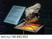 Гранит рапакиви. Месторождение Муставаара. Питкярантский район. Музей минералов. Минерал-Центр Северного Приладожья. Город Сортавала (2024 год). Редакционное фото, фотограф Румянцева Наталия / Фотобанк Лори