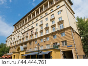 Малая Никитская улица, дом 16/5. Москва (2024 год). Редакционное фото, фотограф E. O. / Фотобанк Лори