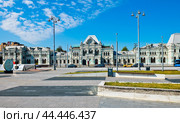 Вид на здание Рижского вокзала в солнечный день летом. Москва (2024 год). Редакционное фото, фотограф E. O. / Фотобанк Лори