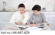 Boy and mother studiyng and learning together using laptop. Boy and mother studiyng together. Стоковое видео, видеограф Яков Филимонов / Фотобанк Лори
