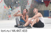 Joyful girl and man share their impressions of climbing climbing wall while sitting on bench in a recreation area. Стоковое видео, видеограф Яков Филимонов / Фотобанк Лори