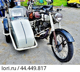 Ретро - мотоцикл с коляской ( "Super Culasse" SIDE - HUMBLOT) 1949 г. французской фирмы Motobecane на ретро-выставке в провинции Франции (2016г.) Редакционное фото, фотограф Вера Смолянинова / Фотобанк Лори