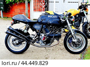 Синий мотоцикл марки DUKATI sport classic 1000 2006 г. на ретро выставке небольших транспортных средств (мотоциклов, мопедов и др.) в провинции Франции (2016 г.) Редакционное фото, фотограф Вера Смолянинова / Фотобанк Лори