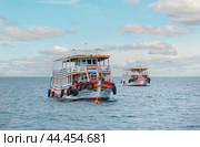 Pattaya, Thailand - February 04, 2023: Big Ferry Boat in sea, main transportation for connecting Pattaya downtown city and Koh Larn, island for traveling tourist now in Pattaya. Редакционное фото, фотограф Павел Муравьев / Фотобанк Лори