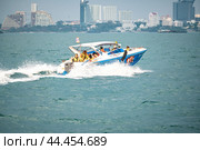 Pattaya, Thailand - February 04, 2023: Tourist speedboats at sea, Koh Larn - Pattaya Thailand. Стоковое фото, фотограф Павел Муравьев / Фотобанк Лори