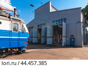 Город Ожерелье. Эксплуатационное локомотивное депо. Электровоз ЧС2К перед въездом в ремонтные мастерские (2012 год). Редакционное фото, фотограф Зобков Юрий / Фотобанк Лори