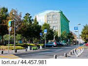 Мясницкий проезд, 4с1. Солнечное летнее утро. Москва (2024 год). Редакционное фото, фотограф E. O. / Фотобанк Лори