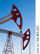 Нефтяные качалки - старый традиционный метод добычи нефти из недр. Стоковое фото, фотограф Павел Просянов / Фотобанк Лори