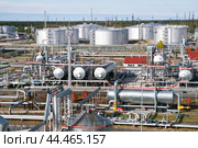Цех по перегону и перекачки нефти, цистерны. Западная Сибирь, Тюменская область, Ханты-Мансийский автономный округ. Стоковое фото, фотограф Павел Просянов / Фотобанк Лори