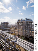 Емкости , трубы, резервуары, цистерны - нефтяная промышленность России. Стоковое фото, фотограф Павел Просянов / Фотобанк Лори