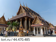 Храм Изумрудного Будды (Wat Phra Kaew) в комплексе Большой Королевский Дворец, Бангкок, Таиланд (2023 год). Редакционное фото, фотограф Дымов Игорь / Фотобанк Лори