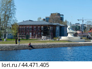 Набережная Онежского озера в городе Петрозаводске, вид на историческое здание Психиатрического Корпуса Губернской Земской Больницы. Реконструкция памятника архитектуры XIX века (2024 год). Редакционное фото, фотограф Sergei Gorin / Фотобанк Лори