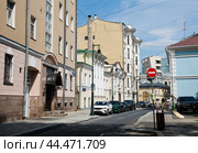 Вспольный переулок. Солнечно. Летний день. Москва. Россия (2024 год). Редакционное фото, фотограф E. O. / Фотобанк Лори