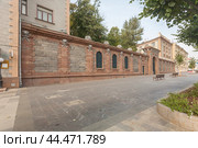 Гранитная ограда  бывшей усадьбы фон Дервиза в Москве (2024 год). Стоковое фото, фотограф Владимир Чинин / Фотобанк Лори