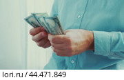Counting cash and making transactions in a modern setting during the day. Стоковое видео, видеограф Сергей Толмачёв / Фотобанк Лори