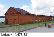 Развалины здания у пляжа в Сысерти, Свердловская область (2024 год). Стоковое фото, фотограф Алексей Иванов / Фотобанк Лори