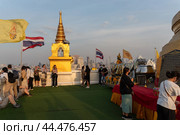 Люди на вершине храма Золотоая Гора (Wat Sa Ket Ratchaworamahawihan (The Golden Mount)) ожидают заката солнца.   - Бангкок, Таиланд (2023 год). Редакционное фото, фотограф Дымов Игорь / Фотобанк Лори