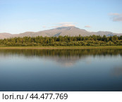 Горный пейзаж с лесом у воды. Стоковое фото, фотограф Максим Булгаков / Фотобанк Лори