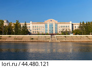 IRKUTSK, RUSSIA - August 18, 2024: View from Angara River to Gagarin Boulevard embankment and  IRGIREDMET building - Rare Metals and Diamonds Research Institute. Beautiful summer cityscape. Редакционное фото, фотограф Виктория Катьянова / Фотобанк Лори