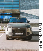Автомобиль POLAR STONE JISHI 01 припаркован на улице города. Полноразмерный гибридный внедорожник выпускаемый китайским брендом Polar Stone с 2023 года (2024 год). Редакционное фото, фотограф Константин Григорьев / Фотобанк Лори