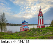 Old church in the ancient Russian city of Tutaev on the slope Volga River (2024 год). Стоковое фото, фотограф Саблин Станислав / Фотобанк Лори