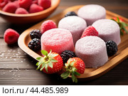 Fruit and Berry Japanese Mochi. Стоковое AI-изображение, AI-художник Veniamin Kraskov / Фотобанк Лори