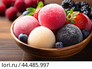 Fruit and Berry Japanese Mochi. Стоковое AI-изображение, AI-художник Veniamin Kraskov / Фотобанк Лори
