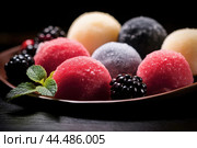Fruit and Berry Japanese Mochi. Стоковое AI-изображение, AI-художник Veniamin Kraskov / Фотобанк Лори