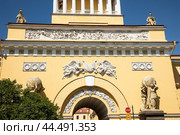 Санкт-Петербург. Здание Главного адмиралтейства (фрагмент) (2024 год). Редакционное фото, фотограф Михаил Ворожцов / Фотобанк Лори